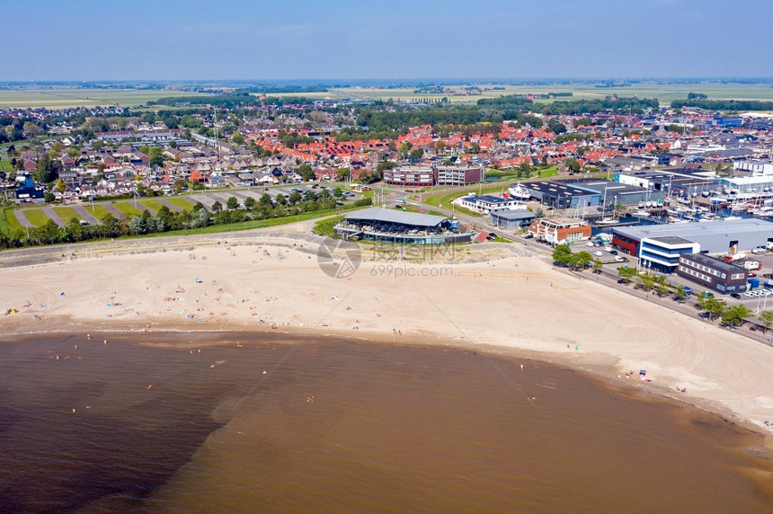 建筑学景观城市的来自荷兰IJsselmeer的海滩和莱默市空中飞机图片