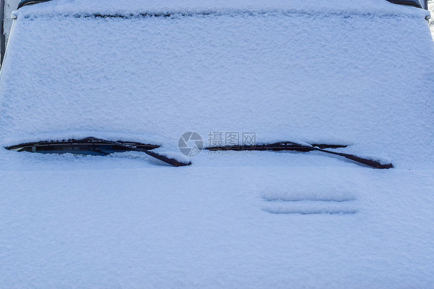 一种下雪的车前满是白雪只展示窗户擦拭器寒冷的冬季天气状况降雪图片