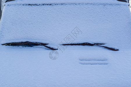 车被雪覆盖一种下雪的车前满是白雪只展示窗户擦拭器寒冷的冬季天气状况降雪设计图片