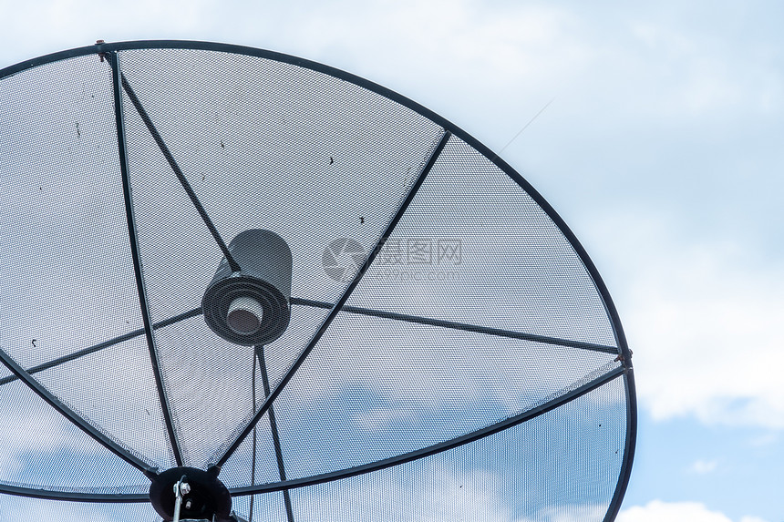 一种蓝色天空屋顶上有云层背景的卫星天线盘雷达电视图片