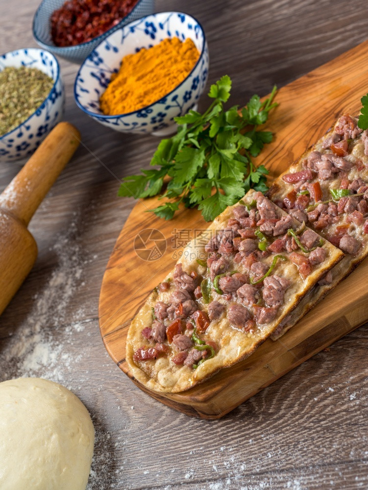 传统土豆烤盘子耳其比萨饼派中东开胃菜土耳其烹饪美食端观和肉料蔬菜起司皮德图片