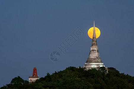 版考神领域黄昏时满月山丘上有塔泰国菲特布里满月基金子背景