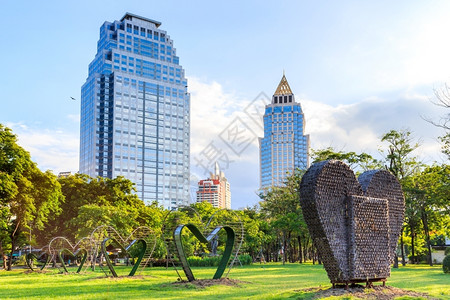 亚洲天晚上的市政公园与现代建筑和心脏装饰一起在背景中塔图片