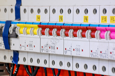 电线保险丝盒动设备自断路器一排用电开关装在引信箱中工业的图片