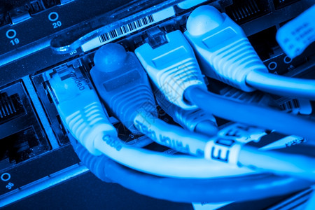中央插座网络枢和以太电缆的关闭蓝色信息高清图片素材