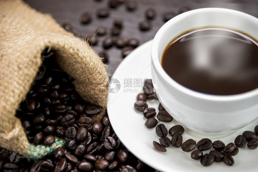 盘子自然食物咖啡杯含烟和豆在木桌饮酒和放松概念的麻袋中图片