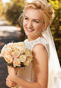 美丽笑快乐新娘的肖像婚礼概念户外自然裙子时尚高清图片素材