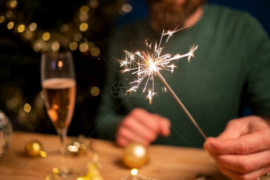 敬酒男人拿着火花和香槟杯新年晚会庆典的图片