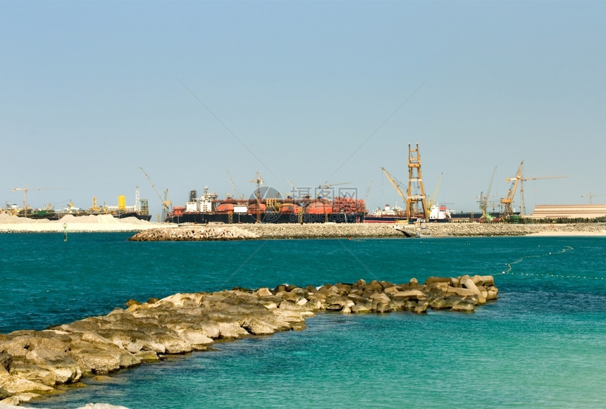 终端停靠在阿拉伯联合酋长国迪拜Jumeirah海滩附近一个航运码头的船舶联合起重机图片