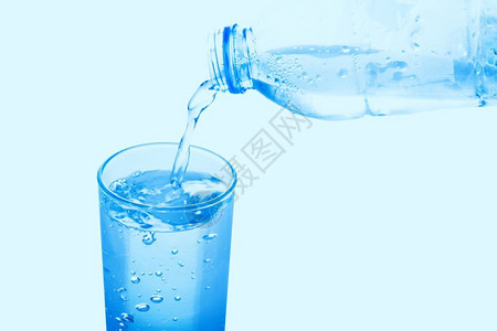 喝将瓶装水倒入玻璃新鲜塑料图片