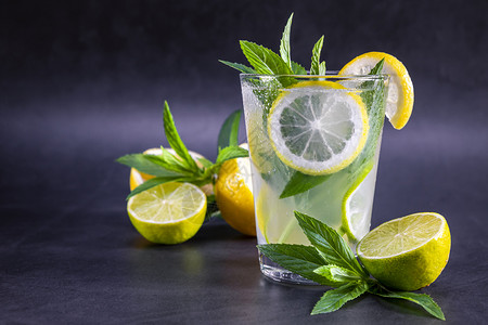 新鲜绿色淡冷清凉的夏季柠檬水在灰色和黑背景的灰和黑底玻璃上用薄荷杯夏天背景图片