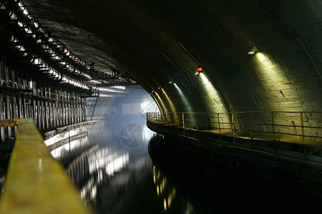 墙运河自苏联以来的军事基地用于潜艇的Balaklava隧道乌克兰矿图片