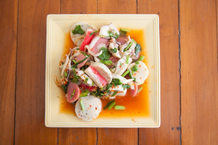 含有肉类和蔬菜的混合沙拉加辣椒作为配料一顿饭美味的鱼油炸高清图片素材