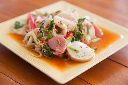 酸的混合辣椒沙拉加鱿鱼和含有辣料的蔬菜开胃晚餐图片
