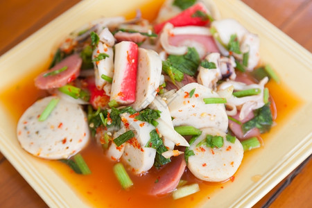 虾混合辣椒沙拉加鱿鱼和含有辣料的蔬菜酸盘子图片