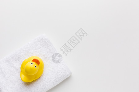 黄色橡胶鸭和毛巾背景图片