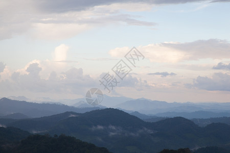 复杂的春天高山综合岩雾清晨和晚间都雾蓝色的背景图片