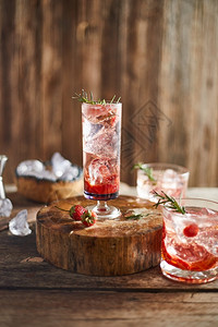玻璃喝为盛成熟的草莓派对提供节假日冷饮自制背景图片