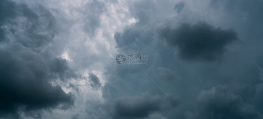 和悲哀概念的背景灰色天空飞闪的白云雷暴风雨天悲伤和忧郁的天空自然背景抽象阴暗的黑色的白自由图片