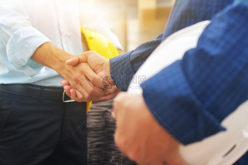 商人使满意友谊双重接触企业的亲握手成功团队合作和伙伴关系概念握手业务协议图片