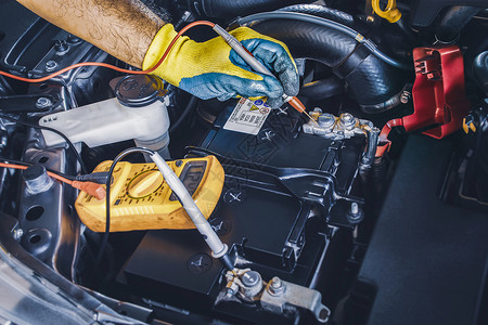 使用数字多米探测器检查汽车电池压稳定的DC技术员维护电子的修理图片
