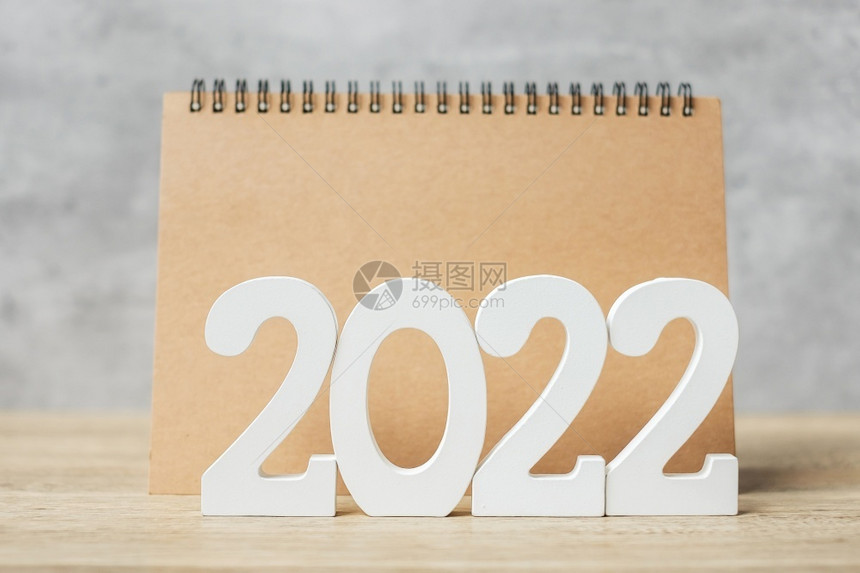 前夕20年新快乐空白笔记本和木制数字倒计时决议目标计划行动和任务概念空的商业图片