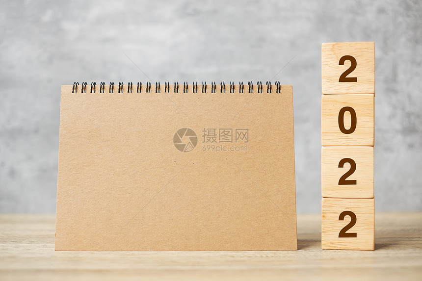 棕色的假期20年新快乐空白笔记本和木制数字倒计时决议目标计划行动和任务概念小样图片