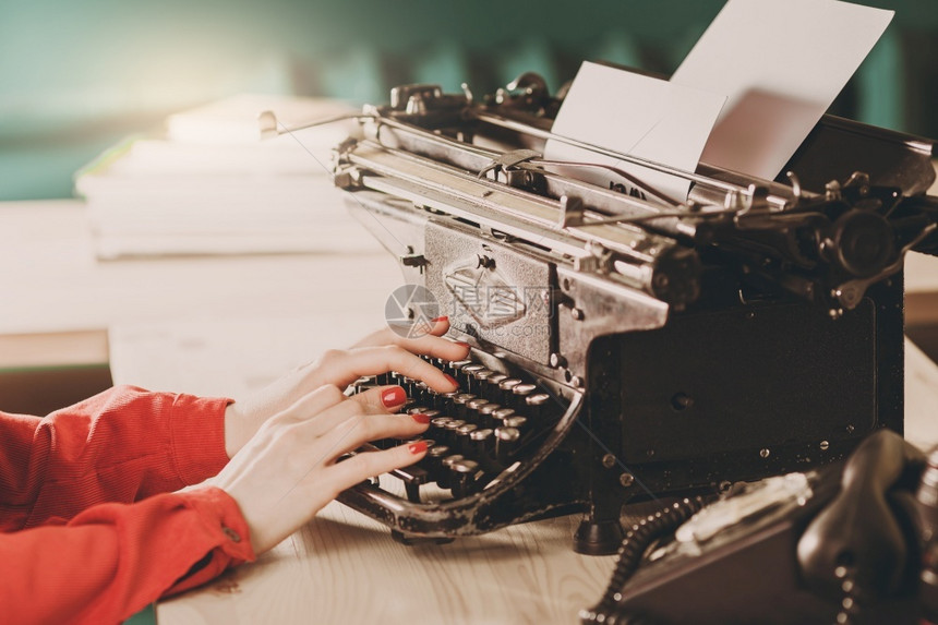 肉欲使用打字机的年轻妇女商业概念Retro图片风格旧打字机秘书电话美丽的技术图片