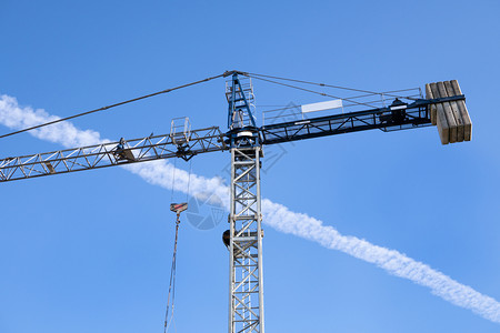行业基础安全蓝天建筑工地的Crane图片