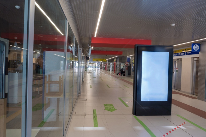 意大利Parma公共火车站的空Aisle内地火车站建筑学追踪造图片