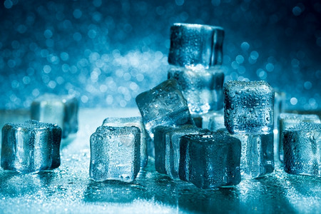 霍鲁任科新鲜冷却玻璃桌上熔化的冰块组玻璃桌上融化的冰块组图片