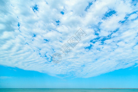 水反射蓝天背景的色空云彩美丽海中有一小部分是风雪海在框架中焦点是有选择的云景图片
