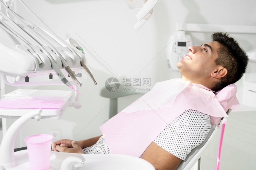 牙科诊所看病治疗的男性图片
