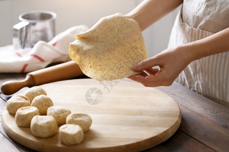 营养女亲手烹饪自制小面包的手工造人类图片