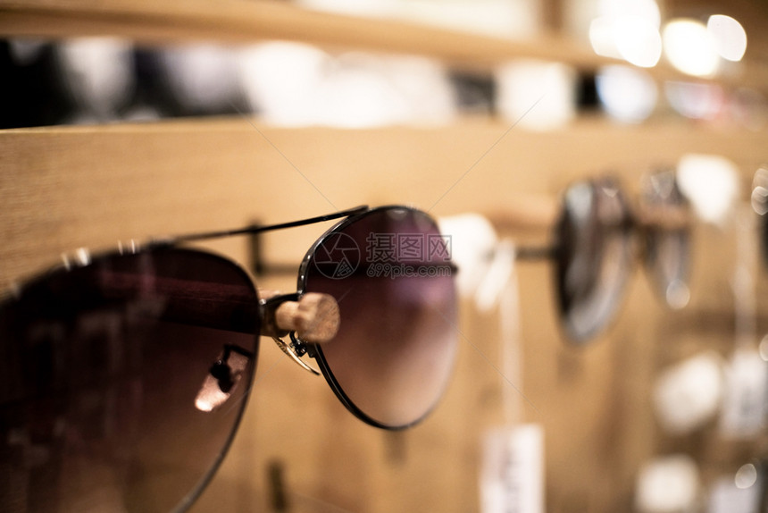 销售黑色的办公室商店里有很多太阳镜选择的焦点图片