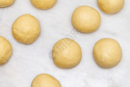 白色大理石上烘烤糕点的原始面粉球顶部视图制造有机的噗图片