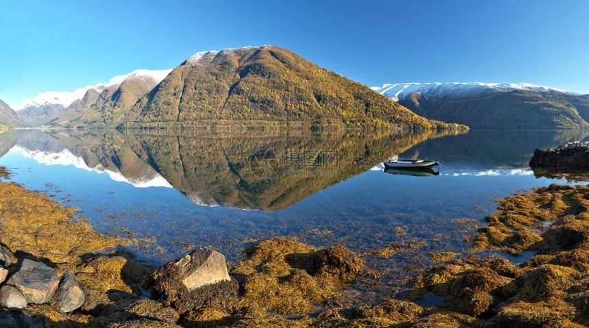 岭水藻类诺韦吉亚峡湾和岩石的全景图片