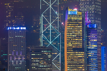 亚洲香港市的天桥大楼夜内建筑灯光照明顶峰天际线图片