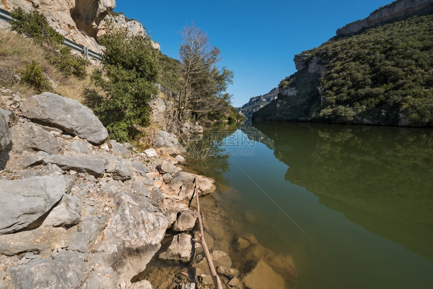 反射夏天目的地西班牙北布尔戈斯省埃索布伦峡谷西班牙卡斯蒂利亚和里昂的埃布罗河景观图片