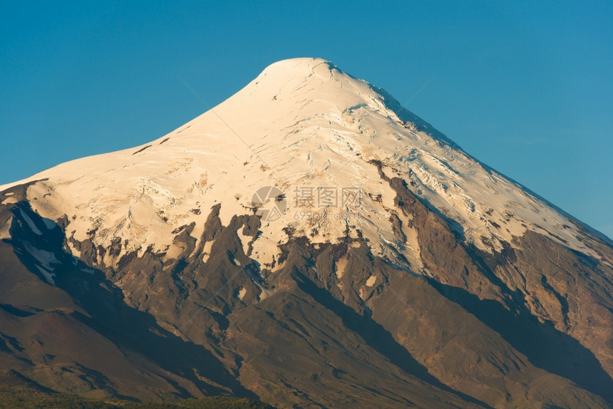 美国覆盖蓝色的在智利洛斯拉各十区奥索诺火山首脑会议上的冰川图片