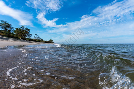 水地平线海景波罗的沿岸浪罗海沿岸浪和风暴罗的海沿岸浪上和风暴图片