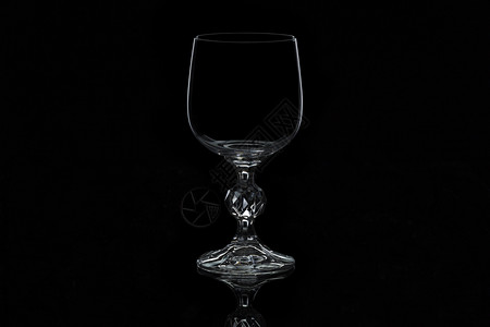 优美餐厅黑色背景与隔绝的底玻璃杯酒上隔离的深色轮廓和卷腿葡萄酒杯曲图片