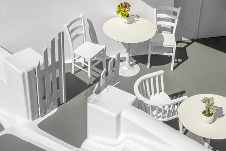 欧洲门希腊圣托里尼蒂拉岛白桌和太阳台的椅子圣托里尼太阳台的白桌和椅子图片