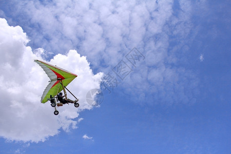 滑翔伞翼春天蓝色空中飞翔的摩托滑机图片