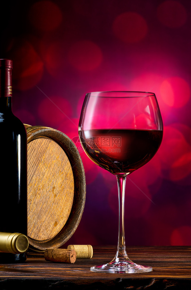 红葡萄酒和木桶在布根底bokeh背景的红酒和木桶上赤霞珠大气层酒厂图片