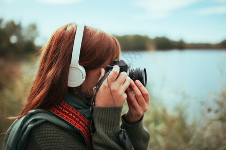 户外戴耳机拍照的人自然高清图片素材