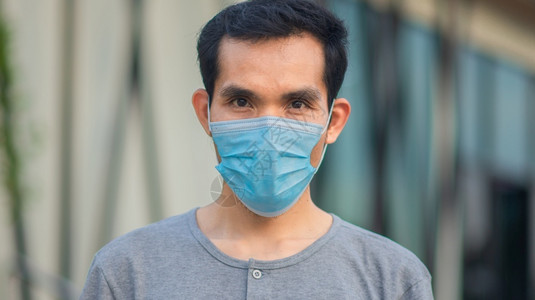 佩戴口罩的男性流感高清图片素材
