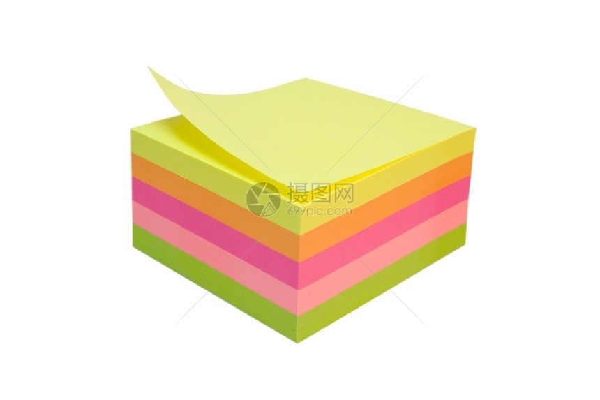 张贴沟通小路带不同颜色的床单粘笔记立方体用剪贴路径孤立于白色上图片