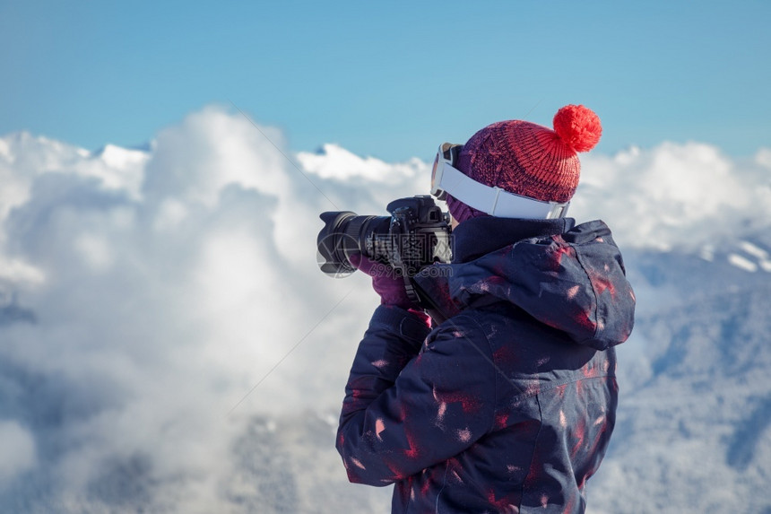 风景女子滑雪者在山上的照片美丽阳光明媚日子风镜旅行图片