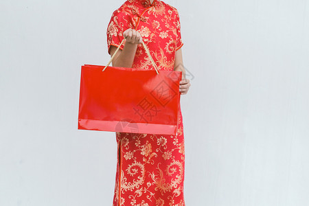 手指古老的商业亚裔女手持购物袋身穿青森衣新年图片